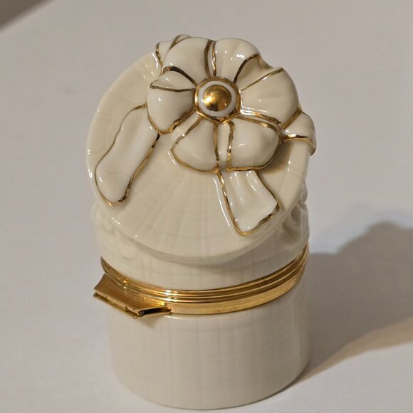 Lenox Treasures "The Cat's Surprise" Trinket Box with cat charm - Picture 3 of 5